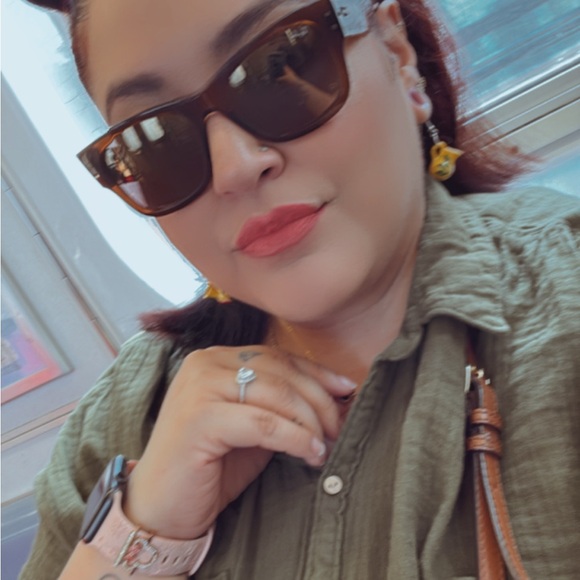 Like this flyer to be notified when I’m Live! 🥳 - Picture 3 of 4